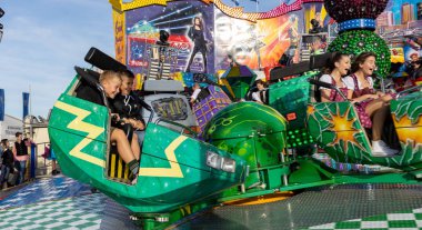 Münih, Almanya, 2019 Eylül: Ziyaretçiler lunapark gezisinin tadını çıkarıyorlar. Breakdance eğlence gezisi, Ekim festivali Münih Bavyera Almanya
