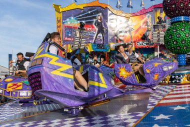 Münih, Almanya, 2019 Eylül: Ziyaretçiler lunapark gezisinin tadını çıkarıyorlar. Breakdance eğlence gezisi, Ekim festivali Münih Bavyera Almanya