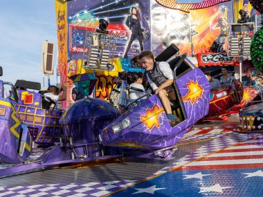 Münih, Almanya, 2019 Eylül: Ziyaretçiler lunapark gezisinin tadını çıkarıyorlar. Breakdance eğlence gezisi, Ekim festivali Münih Bavyera Almanya
