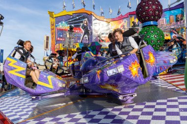 Münih, Almanya, 2019 Eylül: Ziyaretçiler lunapark gezisinin tadını çıkarıyorlar. Breakdance eğlence gezisi, Ekim festivali Münih Bavyera Almanya