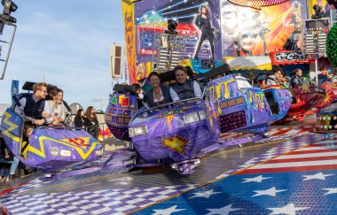 Münih, Almanya, 2019 Eylül: Ziyaretçiler lunapark gezisinin tadını çıkarıyorlar. Breakdance eğlence gezisi, Ekim festivali Münih Bavyera Almanya