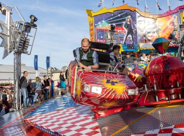 Münih, Almanya, 2019 Eylül: Ziyaretçiler lunapark gezisinin tadını çıkarıyorlar. Breakdance eğlence gezisi, Ekim festivali Münih Bavyera Almanya
