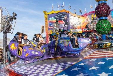 Münih, Almanya, 2019 Eylül: Ziyaretçiler lunapark gezisinin tadını çıkarıyorlar. Breakdance eğlence gezisi, Ekim festivali Münih Bavyera Almanya