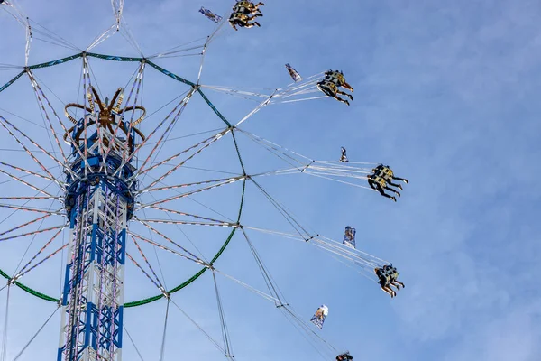 Monaco di Baviera, Germania - 2019, 19 settembre: le persone su un kettenkarussell più alto al più grande festival folk del mondo - l'octoberfest — Foto Stock