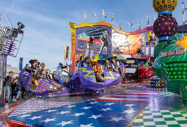 München, Duitsland, 2019 28 september: Bezoekers genieten op een attractiepark Ride. Breakdancer fun Ride, Oktoberfest München Beieren Duitsland — Stockfoto