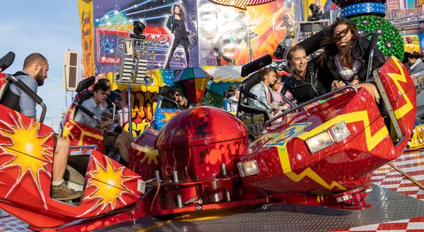 Münih, Almanya, 2019 Eylül: Ziyaretçiler lunapark gezisinin tadını çıkarıyorlar. Breakdance eğlence gezisi, Ekim festivali Münih Bavyera Almanya