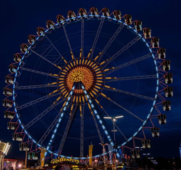 München, Deutschland - 2019, 24. September: Größtes Riesenrad auf dem Oktoberfest in München bei Nacht — Stockfoto