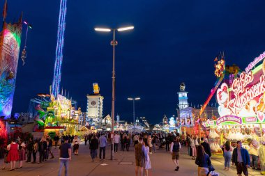 Münih, Almanya - 24 Eylül: Münih 'teki Ekim Festivali' nde 24 Eylül: Ziyaretçiler, bira çadırları ve şekerciler