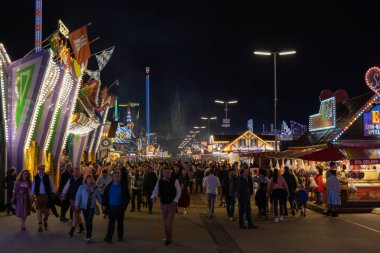 Münih, Almanya - 24 Eylül: Münih 'teki Ekim Festivali' nde 24 Eylül: Ziyaretçiler, bira çadırları ve şekerciler