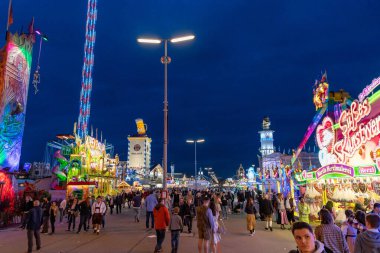 Münih, Almanya - 24 Eylül: Münih 'teki Ekim Festivali' nde 24 Eylül: Ziyaretçiler, bira çadırları ve şekerciler