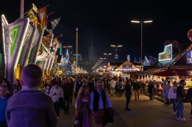 Münih, Almanya - 24 Eylül: Münih 'teki Ekim Festivali' nde 24 Eylül: Ziyaretçiler, bira çadırları ve şekerciler