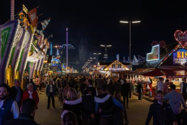 Münih, Almanya - 24 Eylül: Münih 'teki Ekim Festivali' nde 24 Eylül: Ziyaretçiler, bira çadırları ve şekerciler