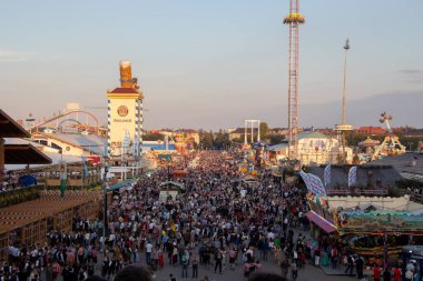 Münih, Almanya - 8 Eylül 2018 Münih 'teki Ekim Festivali' ne bakın. Ekim Festivali dünyanın en büyük bira festivali.