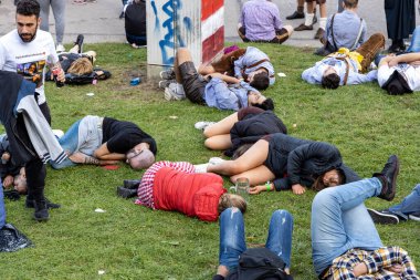 Münih, Almanya, 19 Eylül, 19: 4 adam Münih 'teki Bavyera Ekim Festivali' nde arka arkaya uyuyorlar.