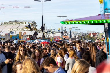 Münih, Almanya - 28 Eylül: Münih 'teki Ekim Festivali' nde gece ziyaretçiler, bira dükkanları ve şekerciler