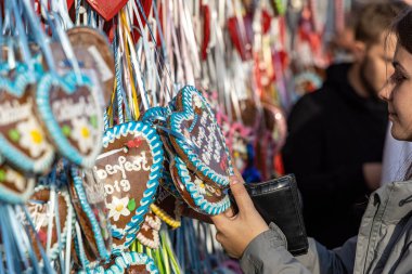 Münih, Almanya - 19 Eylül 2019: Kadınlar Münih 2019 'daki Ekim Festivali' nde tipik zencefilli kek kalpleri tarafından isteniyor.