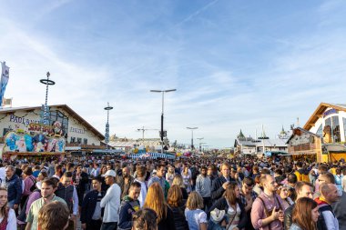 Münih, Almanya - 29 Eylül 2019: Münih 'teki Ekim Festivali' nde ziyaretçiler, bira çadırları ve şekerciler