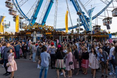 Münih, Almanya - 29 Eylül 2019: Münih 'teki Ekim Festivali' nde ziyaretçiler, bira çadırları ve şekerciler