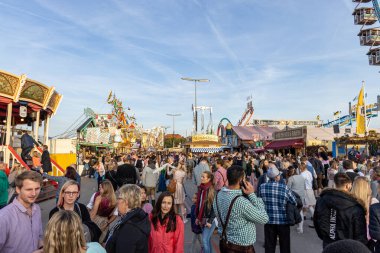 Münih, Almanya - 29 Eylül 2019: Münih 'teki Ekim Festivali' nde ziyaretçiler, bira çadırları ve şekerciler