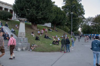 Adam Bavyera 'da uyuyor, Ekim Festivali, Münih