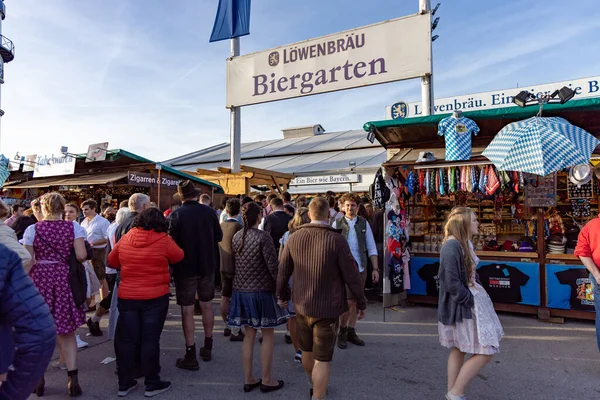 München, Duitsland - 2019, 28 september: bezoekers, biertenten en snoepwinkels op het oktoberfeest in munitie — Stockfoto