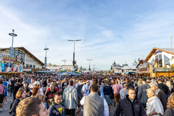 Munich, Alemania - 2019 29 de septiembre: visitantes, tiendas de cervezas y dulces en el oktoberfest en munich — Foto de Stock