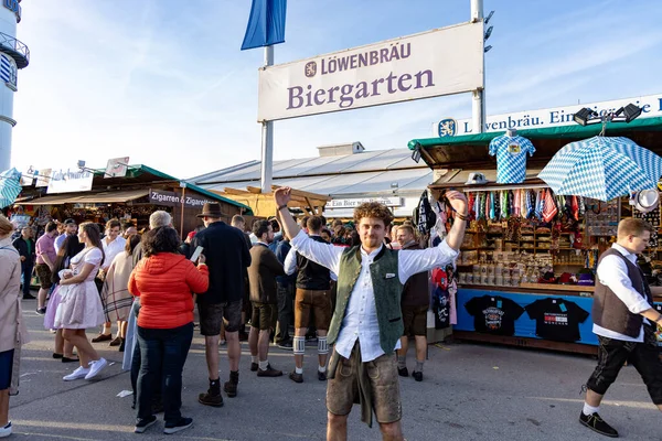 Munich, Alemania - 2019, 28 de septiembre: visitantes, cervecerías y tiendas de dulces en el oktoberfest en munich — Foto de Stock