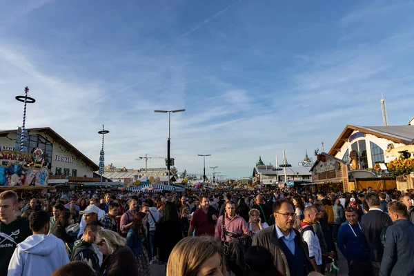 Munich, Alemania - 2019 29 de septiembre: visitantes, tiendas de cervezas y dulces en el oktoberfest en munich — Foto de Stock