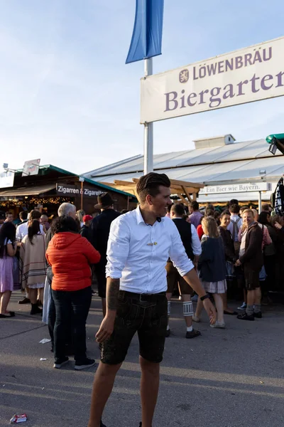 Munich, Alemania - 2019, 28 de septiembre: visitantes, cervecerías y tiendas de dulces en el oktoberfest en munich — Foto de Stock