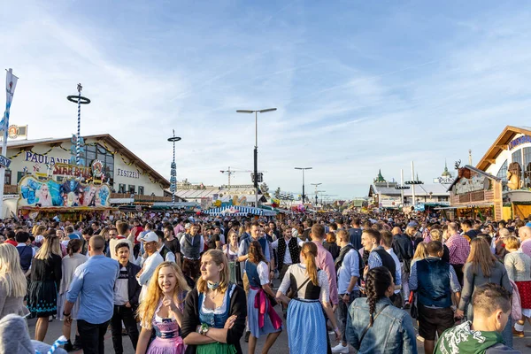 Mnichov, Německo - 2019 29. září: návštěvníci, beertents a cukrárny na Oktoberfestu v Mnichově — Stock fotografie