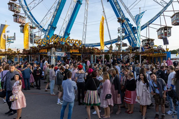 Mnichov, Německo - 2019 29. září: návštěvníci, beertents a cukrárny na Oktoberfestu v Mnichově — Stock fotografie