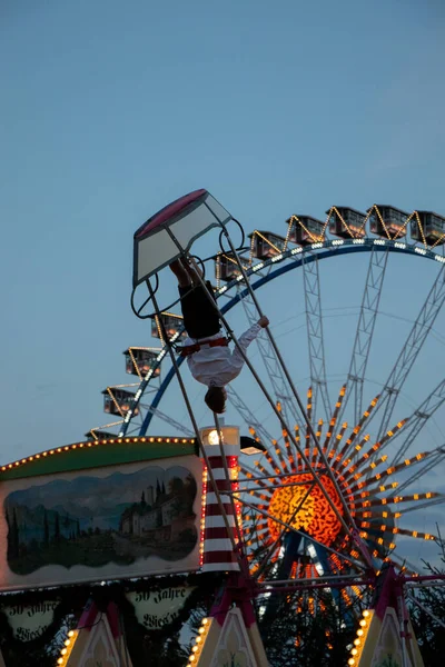 Monaco di Baviera, Germania, 2018 28 settembre: youg man con un'altalena all'Oktoberfest — Foto Stock