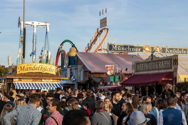 Mnichov, Německo - 2019 29. září: návštěvníci, beertents a cukrárny na Oktoberfestu v Mnichově — Stock fotografie