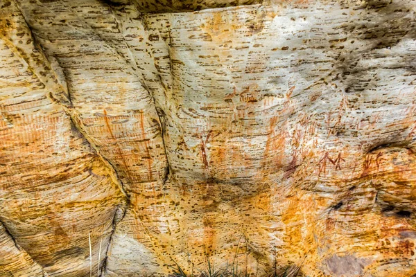 Antik Aborjin Sanatı: el izleri, hayvan sürüleri, spiral, Avustralya — Stok fotoğraf