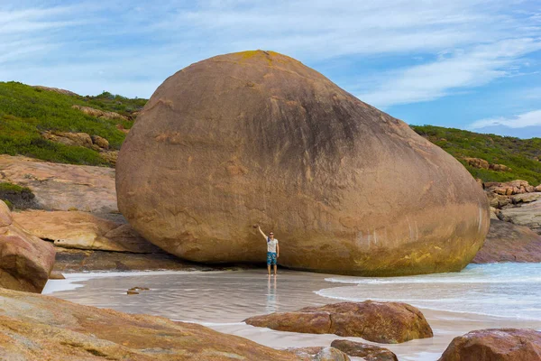 Jovem caucasiano na frente de uma rocha enorme em Lucky Bay, Cape Le Grand National Park perto de Esperance, Austrália — Fotografia de Stock
