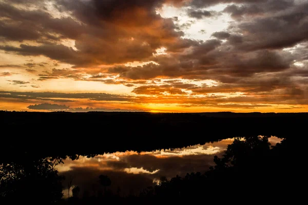 Tiro através da fortaleza de um belo pôr do sol no outback australiano com 1 lagos, Nitmiluk National Park, Austrália — Fotografia de Stock