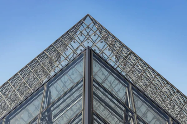 法国巴黎- 2019年6月27日：卢浮宫庭院的金字塔景观。卢浮宫是世界上最大、访问量最大的博物馆之一. — 图库照片