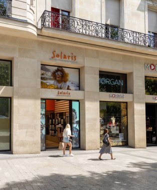 Paris, Fransa - 25 Temmuz 2019: Paris, Fransa 'da Solaris butiği