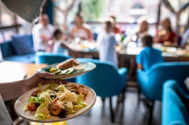 sulu Sezar salatası şenlikli masaya mutlu insanlar Doğum günü kutlamak için yapılır