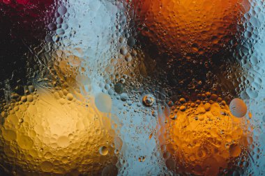 su üzerinde yağ damlaları ile soyut arka plan. Arka plan. sulu renkler