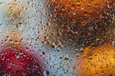cam üzerinde birçok damla. ve daha doğrusu su üzerinde yağ daireleri. Arka plan