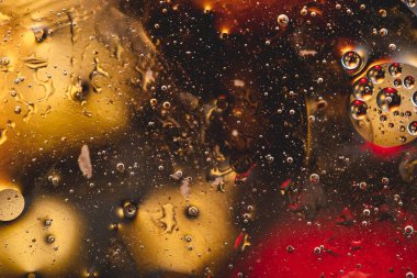 çok renkli büyüleyici soyutlama. su üzerinde yağ birkaç damla. arkadan aydınlatmalı arka plan