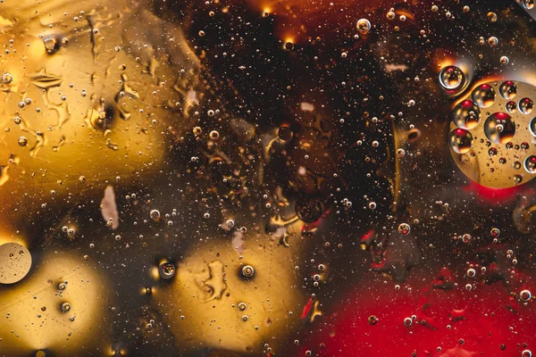 çok renkli büyüleyici soyutlama. su üzerinde yağ birkaç damla. arkadan aydınlatmalı arka plan