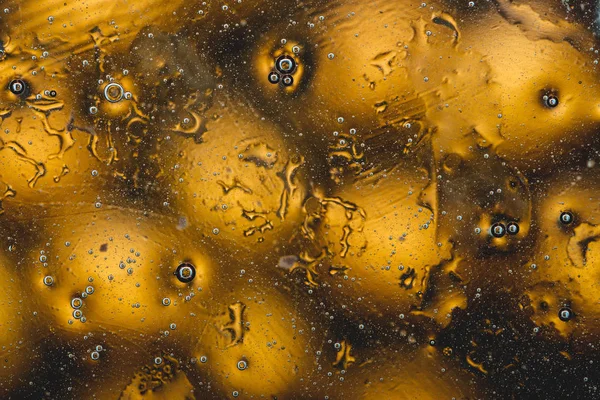 koyu bir atmosferik ortamda sarı bulanık noktalar gösteren soyutlama. Arka plan. güzellik gerçek