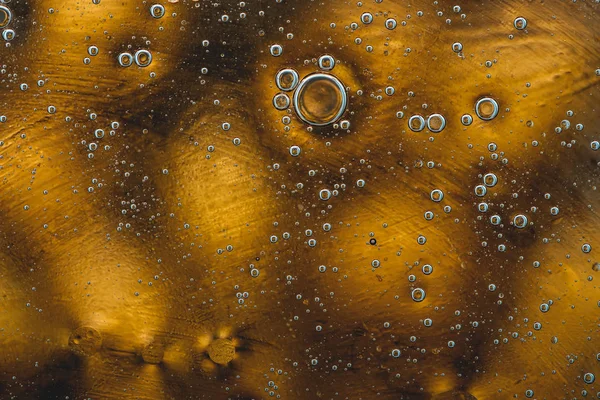 siyah zemin üzerinde sarı noktalar. herkesin anlayamayacağı bir soyutlama. boyalar bütün bir dünya