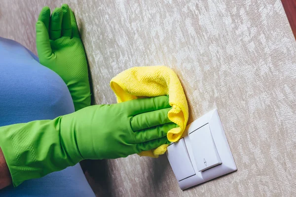 Уборка Доме Девушка Зеленых Перчатках Вытирает Выключатель Желтой Тканью Очистка — стоковое фото