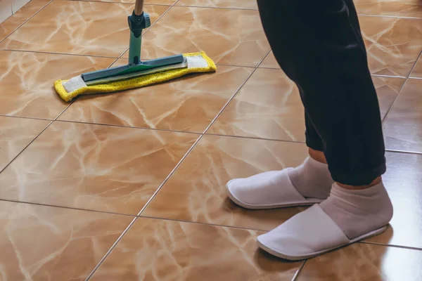 Een Vrouw Wast Vloer Van Tegels Keuken Met Een Dweil — Stockfoto
