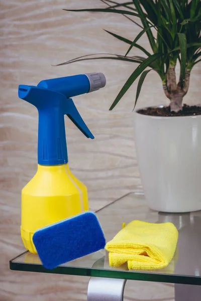 Detergente Una Bottiglia Tappo Blu Giallo Uno Straccio Fibra Tiglio — Foto Stock