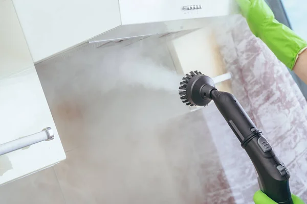 Limpeza Casa Menina Limpa Gerador Vapor Com Uma Superfície Cozinha — Fotografia de Stock