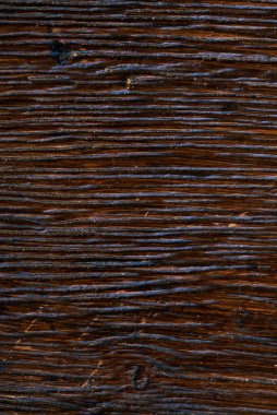 Düz kahverengi bir ağaç dokusu değil. Çalışma alanının doğal yüzeyi. Çatlak ve kırılgan. makro fotoğraf. dikey çekim